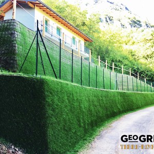 Muro in terra rinforzata verde con casa - progettazione terre rinforzate Brescia